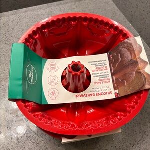 2 total Fat Daddio's Red Silicone Bakeware Vibrant Red Silicone Bundt Pan